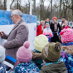 In keeping with the theme of the year, the presidential couple were joined this year by representatives of different national communities in sending their congratulations to the Republic of Estonia (Raul Mee).