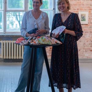 Kunstikaartide valmimise eestvedajad on Pille Maffucci ja Sandra Vellevoog Integratsiooni Sihtasutuse Eesti keele majast.