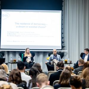 Laval vasakult paremale: professor Zsuzsa Csergő, doktor Marina Nord, professor Stefano Braghiroli ja arutelu moderaator Margo Loor. Foto: Erlend Štaub